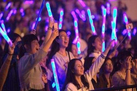 隐形眼镜式追星不好吗?追星到底是好还是不好