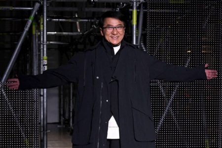 成龙巴黎跨界走秀携手李宁谢幕,韦德长手变自拍神器超惊人