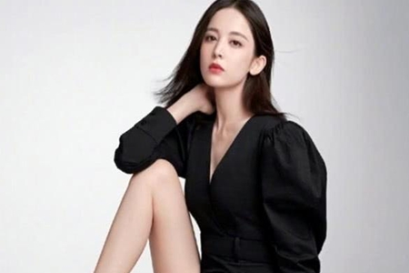 迪丽热巴好身材一览无余,古力娜扎短裙还敢抬脚真撩!