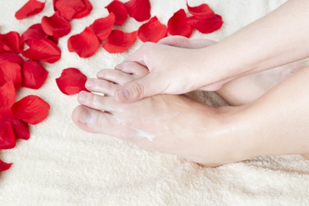 女性泡脚的好处多,但泡脚时要注意事项