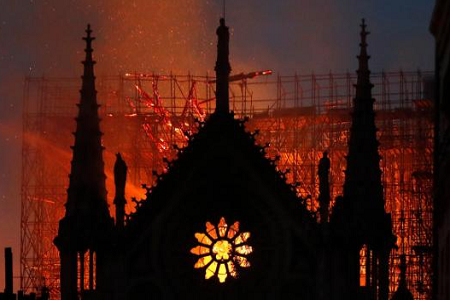 大火之后的巴黎圣母院,总统马克龙:将重建巴黎圣母院