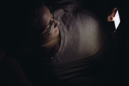 玩手机眼睛模糊怎么办?这三个保护视力下降眼睛干涩痒方法