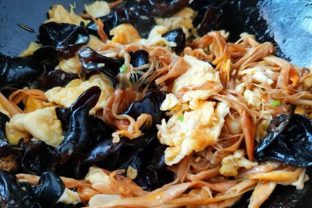 干黄花菜怎么做好吃？黄花菜木耳炒鸡蛋的做法