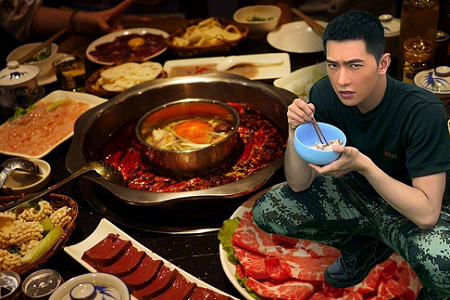 /></p><p>　　只是不知道杨洋看到这样的美食图片后，是否就会~~就会变得更饿了?说实话就连小编看着这些美食也都控制不住自己的口水了，真的很想吃火锅吃螃蟹啊!</p><p>　　真不知道杨洋对这样加餐一事是否还满意?当然，也要祝福杨洋在剧组中能够吃饱吃得开心，同样期待他的新剧到来，更要提醒的是如果可以的话，杨洋帅哥就放过人家蒋龙吧，毕竟他的饭碗本来就小!</p><p class=