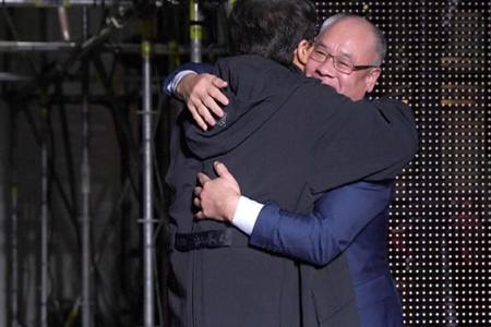 成龙巴黎跨界走秀携手李宁谢幕,韦德长手变自拍神器超惊人