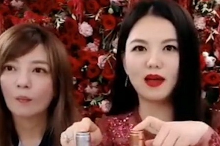 赵薇网络直播卖红酒,被姐妹淘李湘实力碾压