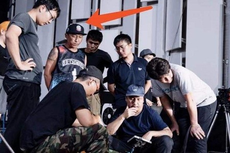 陈羽凡经纪人晒他近照,身材黝黑且发福略显苍老