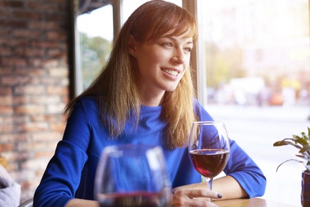 女性喝一杯温暖酒，便可温通血脉活血