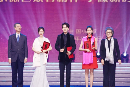 王晓晨感谢关晓彤提裙子,看来国民闺女格格很贴心