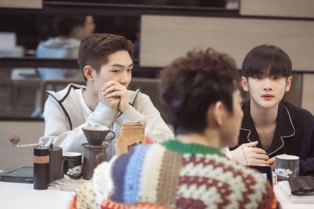 谢娜何炅易烊千玺做火锅，千玺切菜手法娴熟被赞“切哥”