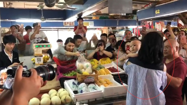 谢娜市场买菜被偶遇，人气爆棚