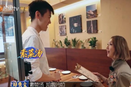 郑秀文晒腹肌照引人羡慕,十年不吃美食48岁抑郁重生