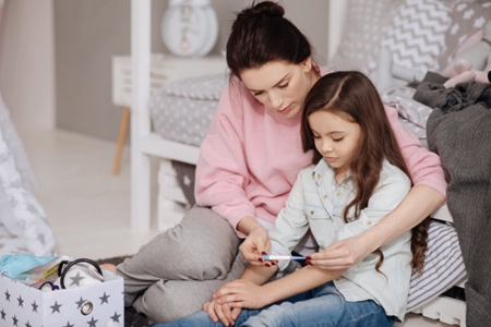 孩子咳嗽痰多不停，家长可以用推拿能缓解