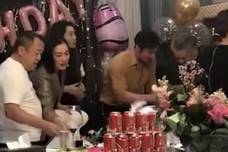 吴秀波曾志伟同框,生日派对两人豪饮,难道出轨风波已过?