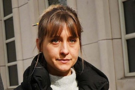 Allison Mack承认为邪教贩卖女性，网友：女人何苦为难女人