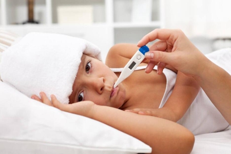 孩子发烧不要轻易用退烧贴,不能孩子无辜受罪