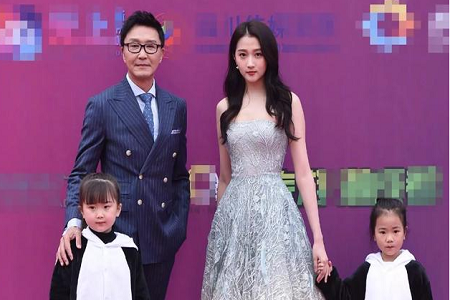 朱一龙获中国电视好演员双项表彰，与阿姨合影慌成人形立牌