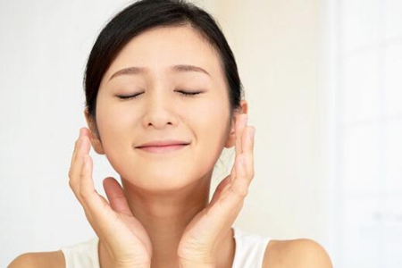 脸上起皮和白色碎屑怎么办?这四个改善方法简单又实用