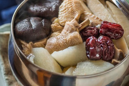 炖鸡汤放什么材料好吃?这四个炖鸡汤搭配食物营养滋补