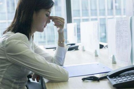 女性上班对电脑眼睛会吃不消，可以试试下面这几个方法