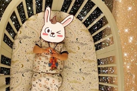 刘诗诗晒儿子步步近照,精致小老虎吊坠满满都是爱