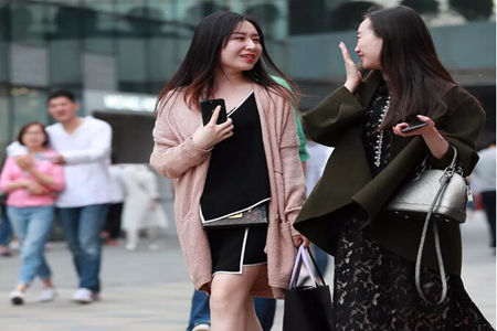 女人花纹镂空长裙搭配编织高跟鞋，凸显美若天仙的感觉