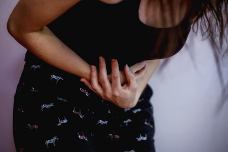 吃饭反酸烧心怎么回事，这三个习惯改善能缓解反酸烧心症状