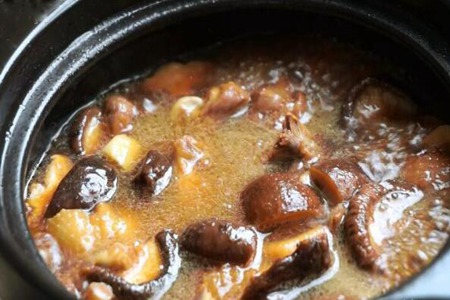 黄焖鸡的做法,这款黄焖鸡家常做法鸡肉鲜嫩多汁