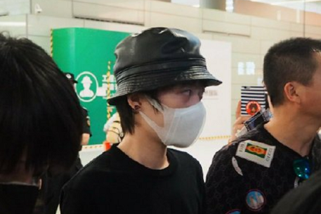 曾轶可机场遭刁难?发9张工作人员证件照是正常维权?