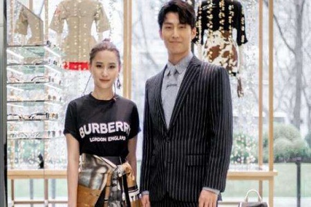 窦骁女友何超莲素颜现身,撂狠话:“养员工全家人”