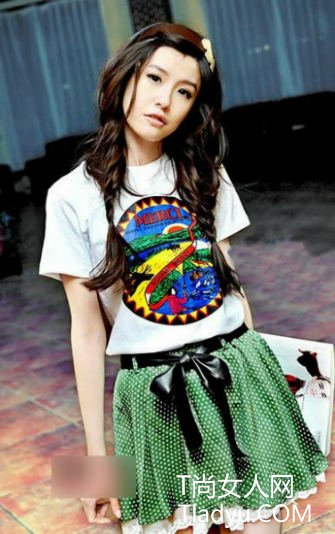 高腰线短裙拉长MM修长双腿