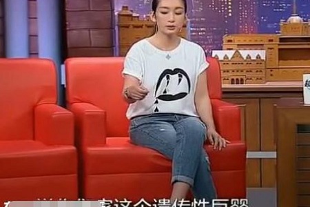 41岁秦海璐牵手老公现身医院,小腹微微隆起疑似怀二胎