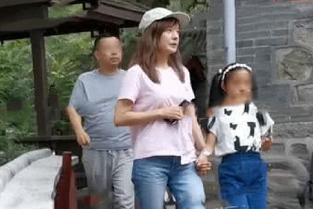 赵薇带小四月到寺庙祈福，连日事业受打击拜佛求转运