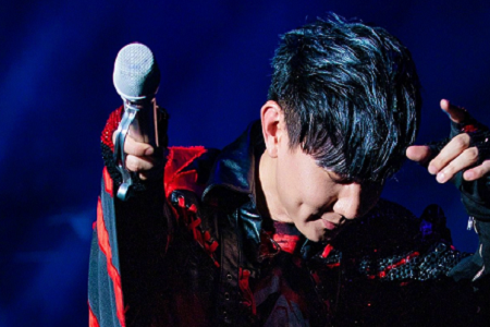 林俊杰演唱会中途呼吸困难,网友:这就是敬业的歌手!