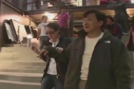 林凤娇探班成龙热聊不断,成龙实宠老婆搀扶下台阶尽显恩爱