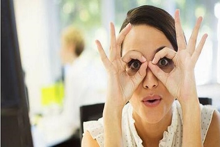 女性上班对电脑眼睛会吃不消，可以试试下面这几个方法