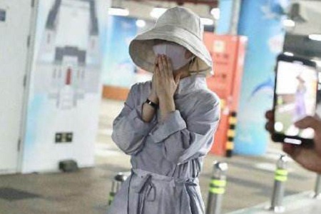 赵丽颖产后现身,颜值还在依旧平易近人