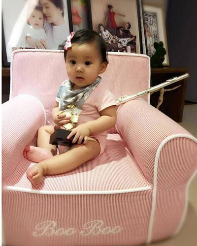 贾静雯和修杰楷女儿咘咘照片