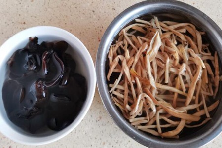 干黄花菜怎么做好吃？黄花菜木耳炒鸡蛋的做法