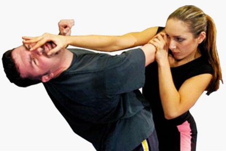 女性独自外出应如何保护自己？掌握这些知识迅速应对突发情况