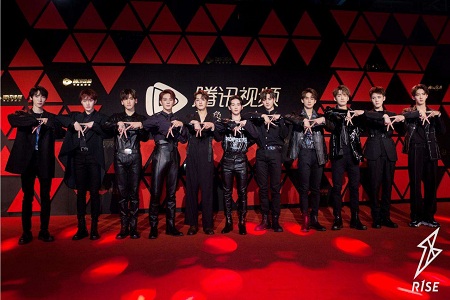 /></p><p> 可因为当时的R1SE尚处于青涩新人,所以就与娱乐圈中成熟的艺人,还有一些过渡的空间,于是R1SE就在星光地毯上展示出了他们成团时所采用的专用手势,即:两只手比V。而至于作法便是:一只手朝地下,另一只手朝向左边,远远的看着也十分帅气、养眼。</p><img src=