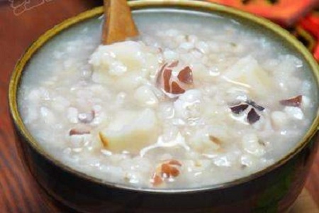 /></p><p> 可能到现在为止,很多小伙伴也都不知道带下病是什么?实际上带下病它属于中医中的湿证。在炎热的天气里湿邪就会逐渐变重起来,而此时若是身体脾胃不好的人,就特别容易受到湿邪的攻击了,所以小编就建议大家从现在开始着手防备,不然等到夏天真正来临时,便为时已晚悔不当初。</p><p> 因此在接下来的日子里,对于女性而言最重要的事情便是进行祛湿养脾胃了。当然,若你们并不知道自己是什么体制,也不用担心,大家就可以根据自己的实际情况,而来做一做饮食上的调整了。</p><p> 据悉,我们的生活中最为常见的带下量多证,就是脾虚以及肾虚型,所以在饮食方面小编就建议大家以清淡为主。而关于辛辣油腻的食物,大家若是能够忌嘴,最好就少吃或者是不吃。此外,大家越可以多吃些养生粥,而至于食材就以莲子、茯苓、白扁豆、薏米、芡实、山药等为主。</p><p> 001、脾虚性</p><p> 其实,若是属于脾虚性女生,在生活中小编就建议大家喝一喝扁豆山药粥了。至于它所用的药材就是:60克白扁豆、60克新鲜山药、50克荞麦以及100克大米,只要早晚各吃上一碗就能够起到祛湿止带、健脾和胃功效。</p><img src=