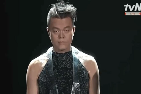 台上老板朴振英热舞,台下嘎嘎王嘉尔目瞪口呆,演绎辣眼睛