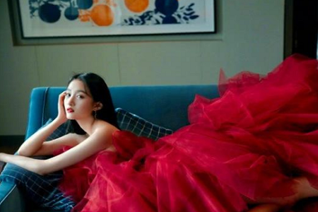 王晓晨感谢关晓彤提裙子,看来国民闺女格格很贴心