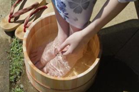 盐水泡脚有哪些好处？女性应知养生小常识！