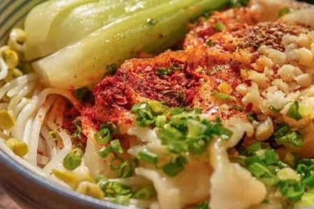 油泼面的做法,这道油泼面做法步骤筋道鲜香