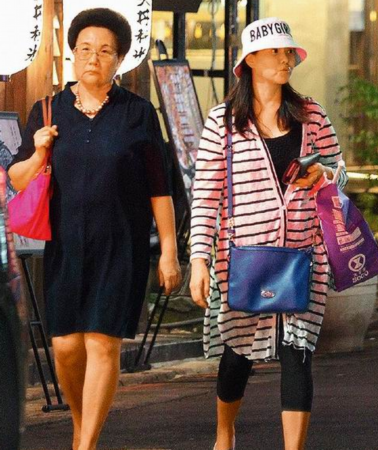 伊能静和婆婆逛街素颜显老 伊能静和秦昊怎么认识的？