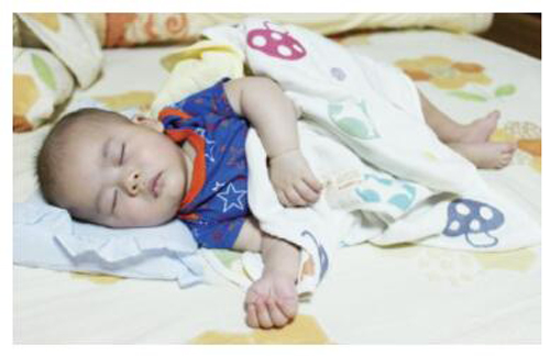 婴儿趴着睡觉正确图片