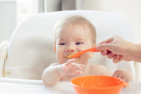 喂孩子吃饭的危害,这四个饮食习惯对宝宝并不健康