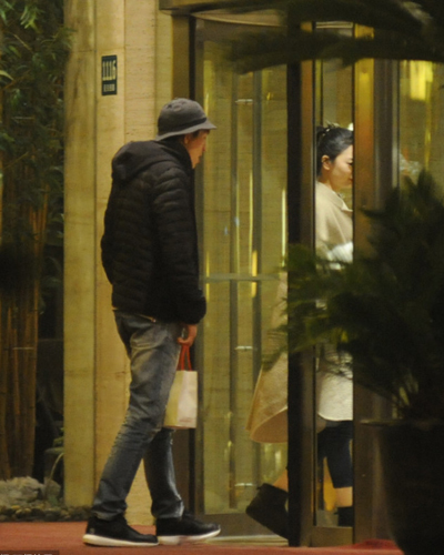 林更新新女友登封面  为什么照片这么模糊
